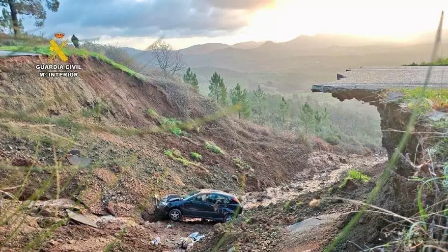 Rescatada una mujer tras caer con su coche en un gran socavón que ha cortado una carretera en Cáceres
