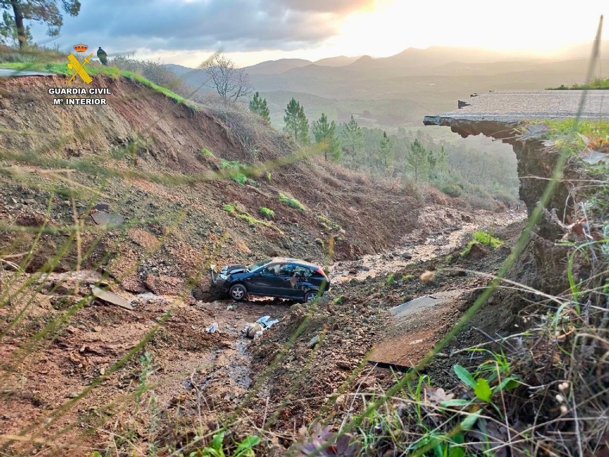Fotogalería | Un gran socavón corta al tráfico la carretera CC-428 de Berzocana a Logrosán Fotogalería | Un gran socavón corta al tráfico la carretera CC-428 de Berzocana a Logrosán