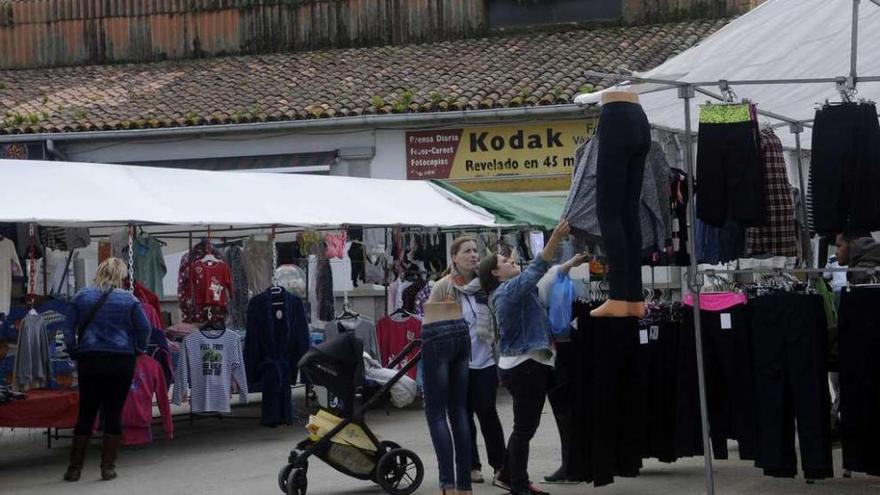 Las tarjetas identificativas comenzarán a repartirse hoy entre los vendedores. // Noé Parga