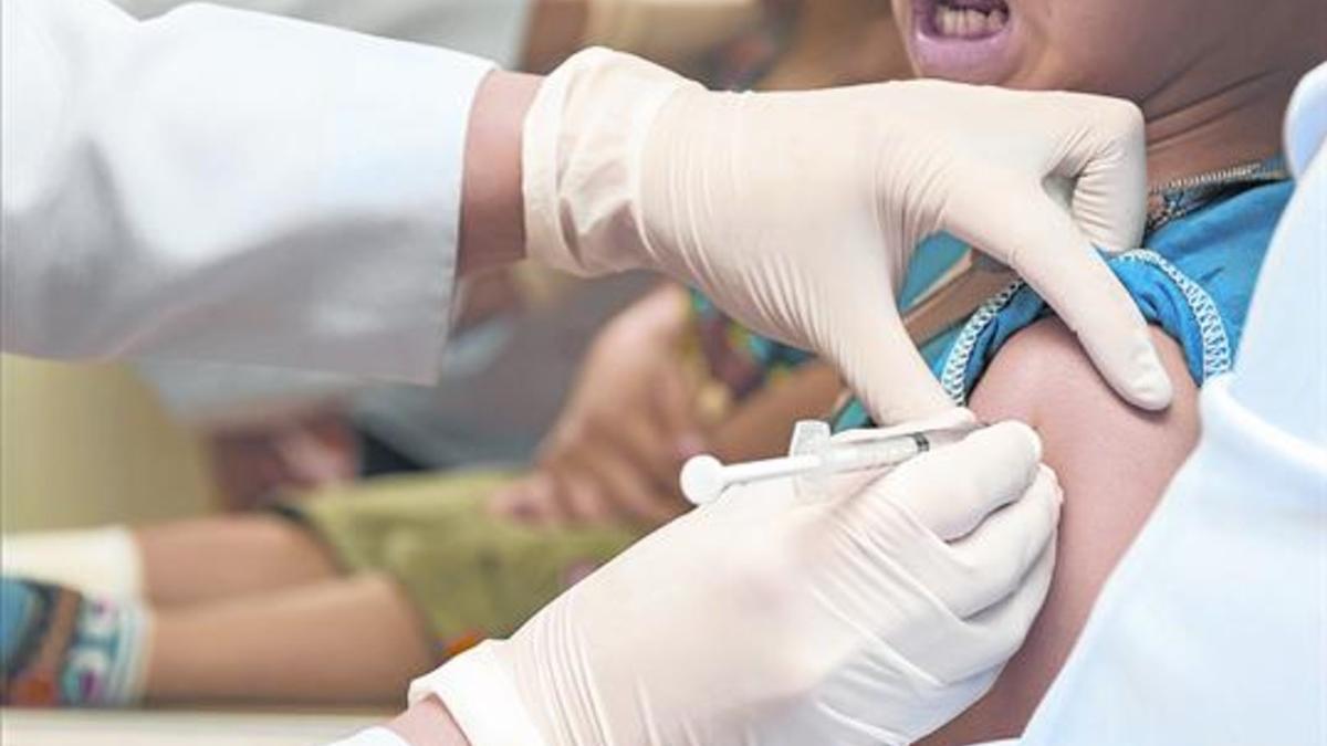 Vacunación de un menor en un hospital.