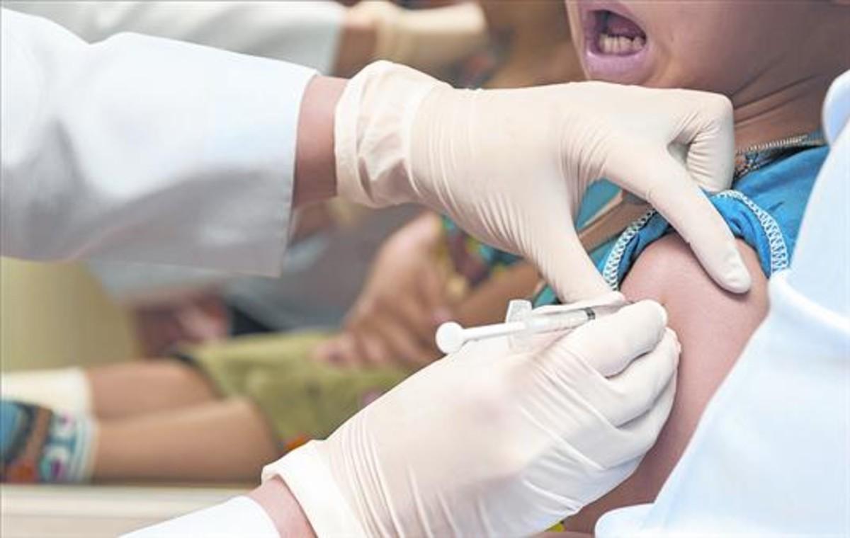 Vacunación de un menor en un hospital.
