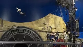 Una red para saltar al cielo, desorden y adrenalina: el Cirque du Soleil se prepara para representar 'Kurios' en L'Hospitalet