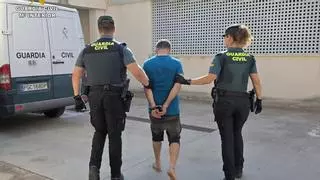 Amenaza con un cuchillo de 30 centímetros a una mujer y a su hijo cuando paseaban por sa Pobla