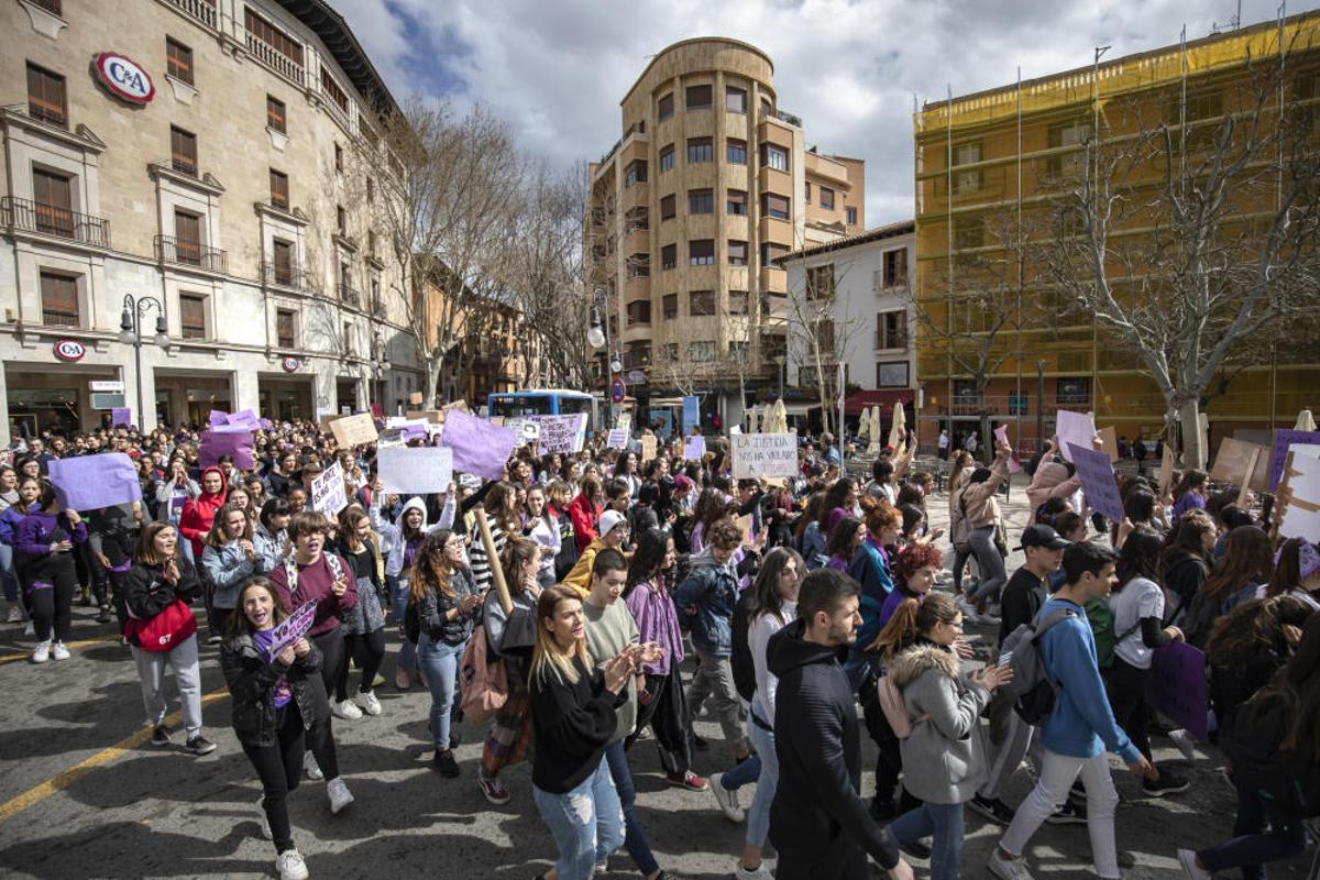 Unos 800 estudiantes se manifiestan en Palma por el 8M - Diario de Mallorca