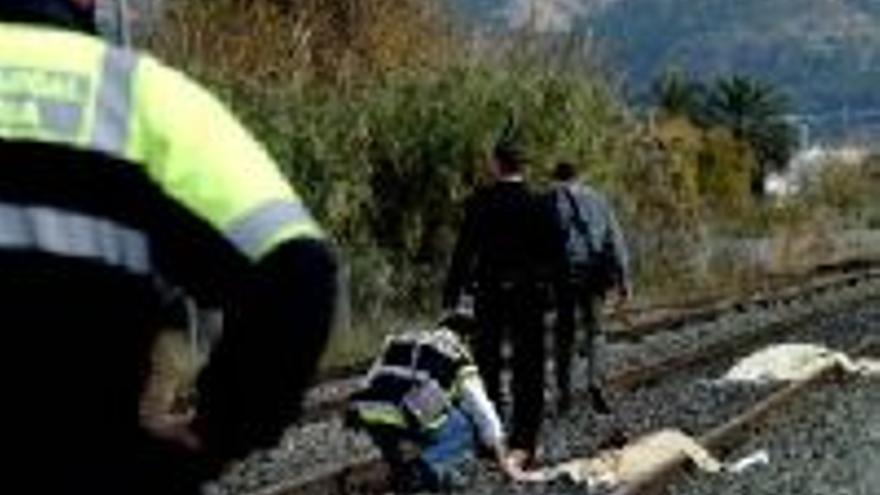 Dos menores mueren arrollados por un tren al huir de la policía