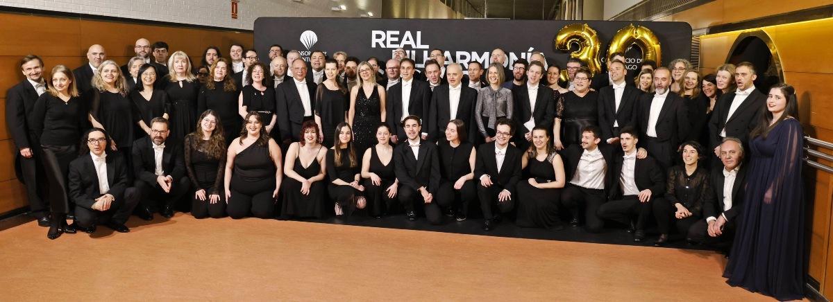 Integrantes de la Real Filharmonía de Galicia y más protagonistas de la noche.