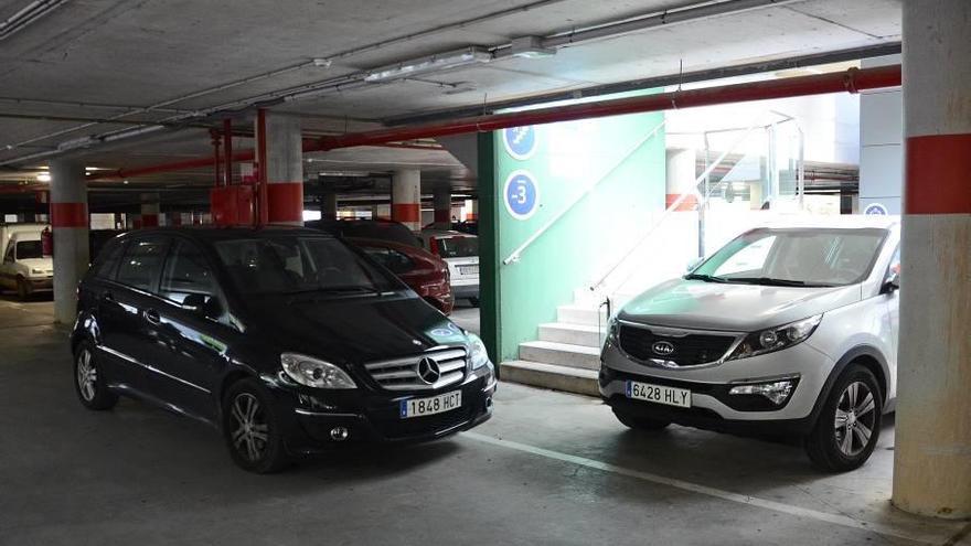 Una imagen de la zona de aparcamiento para los trabajadores con coches mal estacionados.
