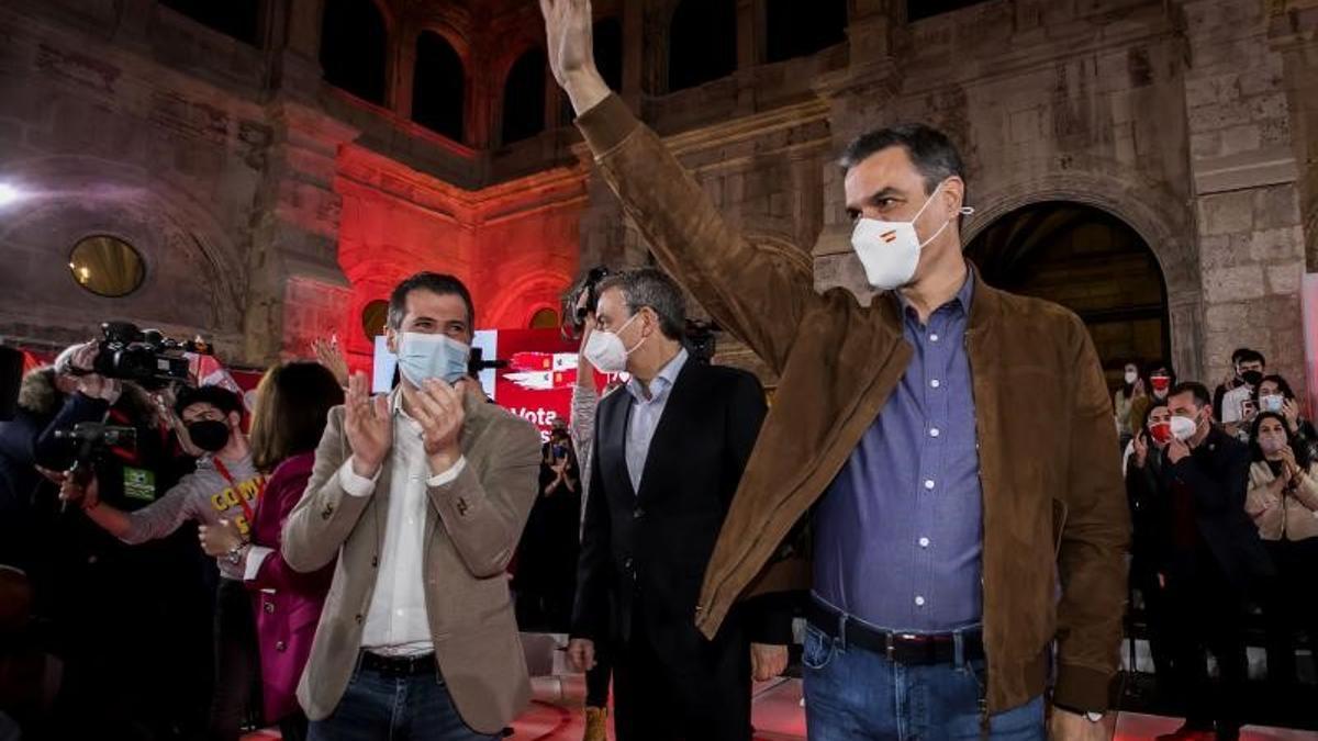 El presidente del Gobierno y líder del PSOE, Pedro Sánchez, junto al expresidente José Luis Rodríguez Zapatero y el candidato socialista a la Junta, Luis Tudanca, este 10 de febrero de 2022 en el monasterio de San Juan de Burgos.