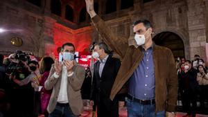 El presidente del Gobierno y líder del PSOE, Pedro Sánchez, junto al expresidente José Luis Rodríguez Zapatero y el candidato socialista a la Junta, Luis Tudanca, este 10 de febrero de 2022 en el monasterio de San Juan de Burgos.