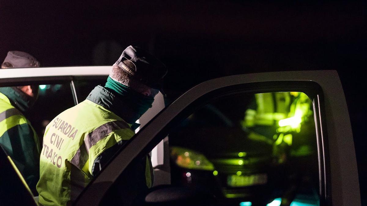 Agentes de la Guardia Civil, en un servicio nocturno (foto de archivo).