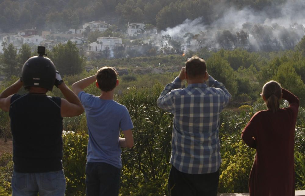 Medios aéreos trabajan en la extinción del incendio forestal en la zona de Villes del Vent, Benitatxell, una de las zonas donde anoche se desalojaron algunas casas.