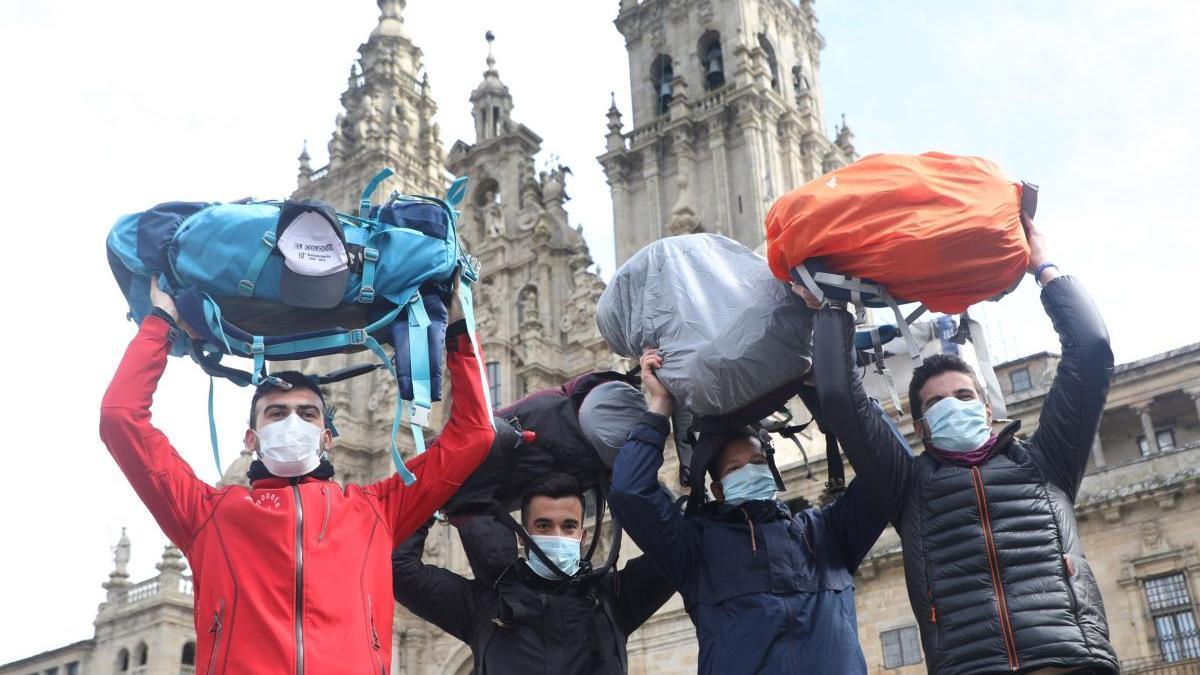 Un grupo de peregrinos ante la Catedral a mediados de marzo, cuando decretó su cierre debido al coronavirus. // Xoán Álvarez