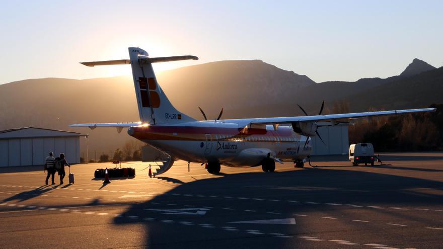 Dos passatgers dirigint-se a l&#039;avió a l&#039;aeroport de la Seu