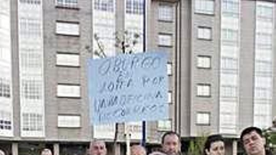 Vecinos de O Burgo, en una protesta por la estafeta, en 2011.