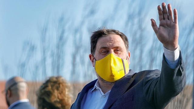 El presidente de ERC, Oriol Junqueras, saluda a los medios de comunicación al salir este viernes de prisión.