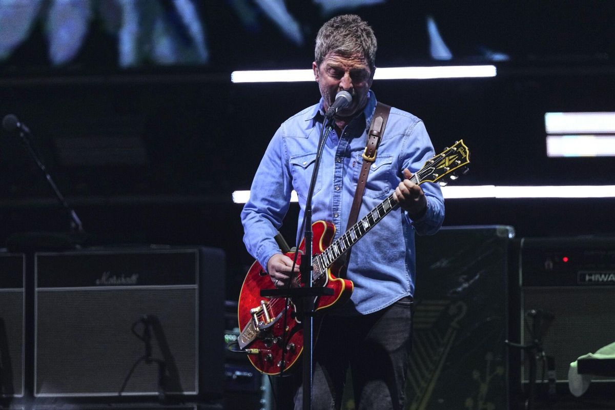Noel Gallagher tocando en el concierto que ha reunido a Oasis esta noche en Cardiff.