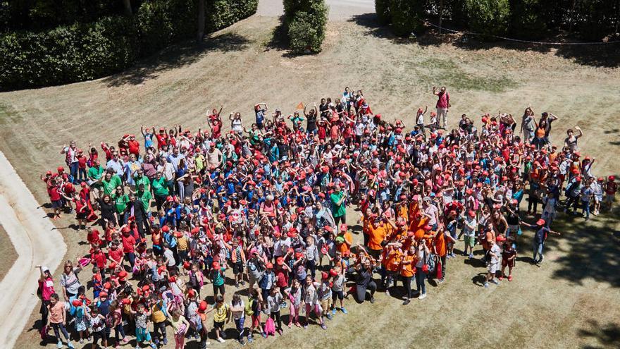 Els escolars empordanesos als jardins del castell de Peralada.