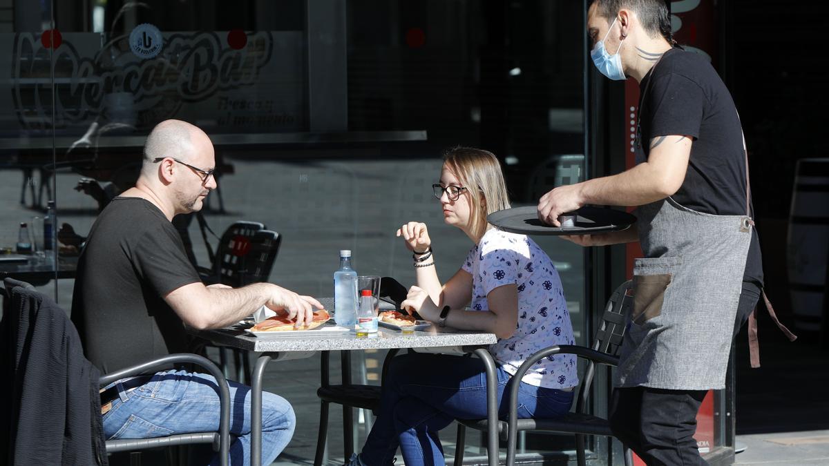 Una pareja, en una terraza de València