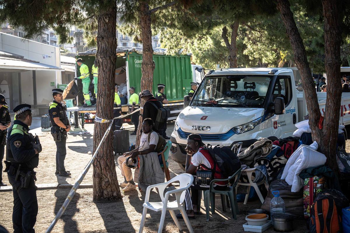 Barcelona desaloja a una treintena de personas sin hogar del parque Joan Miró