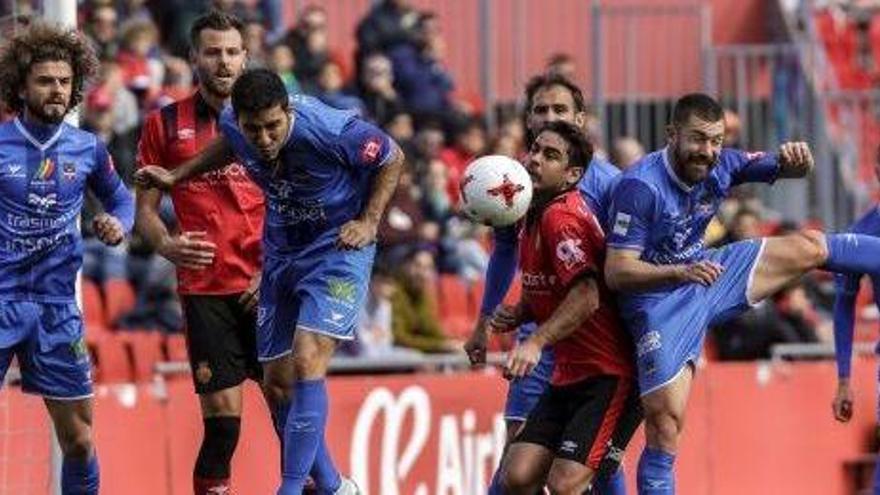 Varias acciones del encuentro entre el Mallorca y el Formentera, entre ellas la del gol del empate en el último minuto del tiempo reglamentario.
