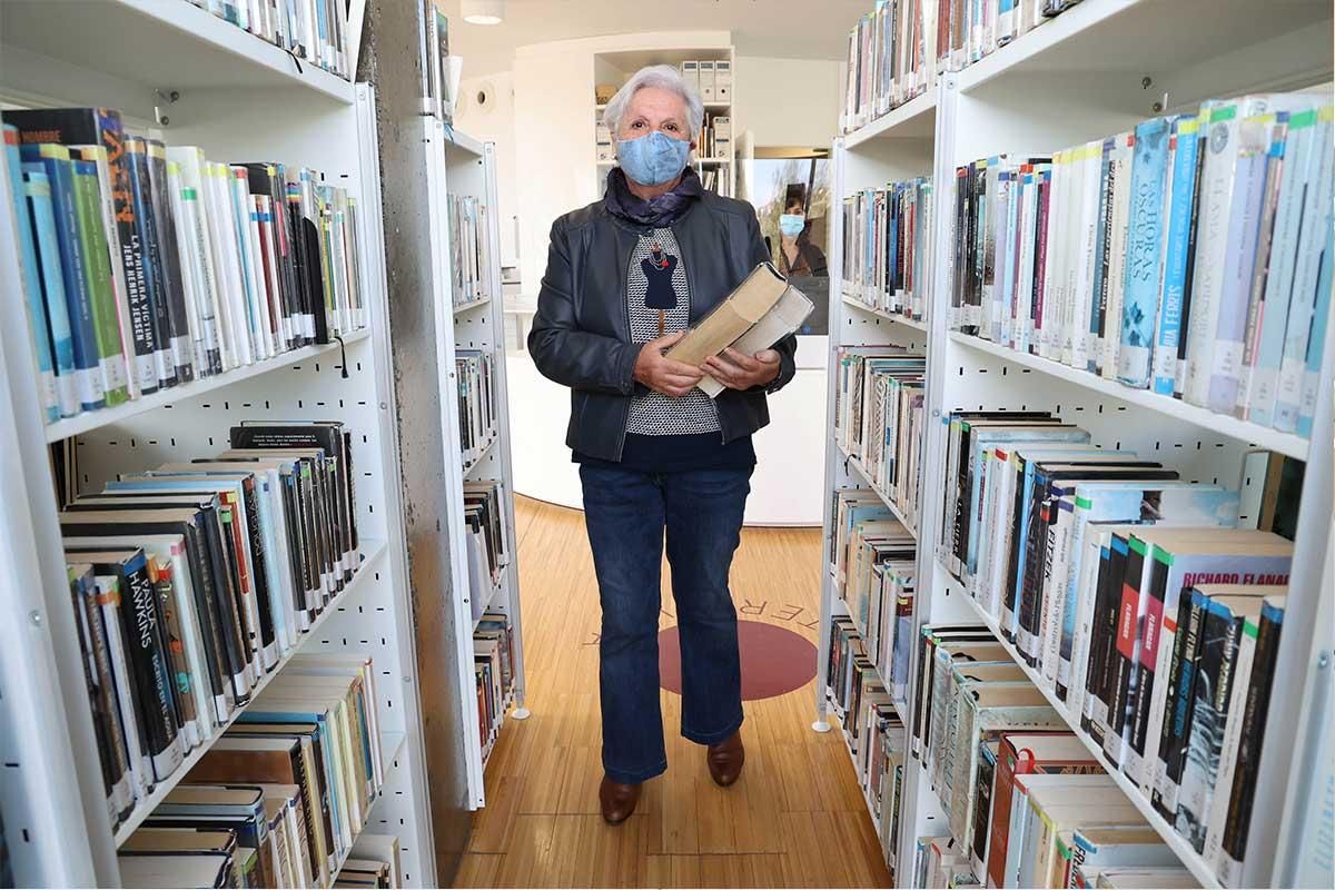 Luisa Fernández Lago, en la biblioteca Xosé Neira Vilas