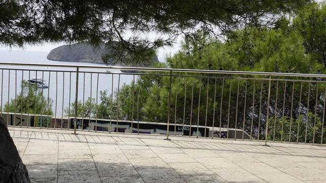 Barandilla instalada en el mirador de las Malgrats para impedir el paso, pero que siempre la fuerzan