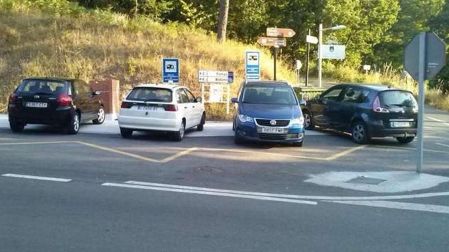 Coches aparcados en la zona reservada para las autocaravanas en A Carixa.