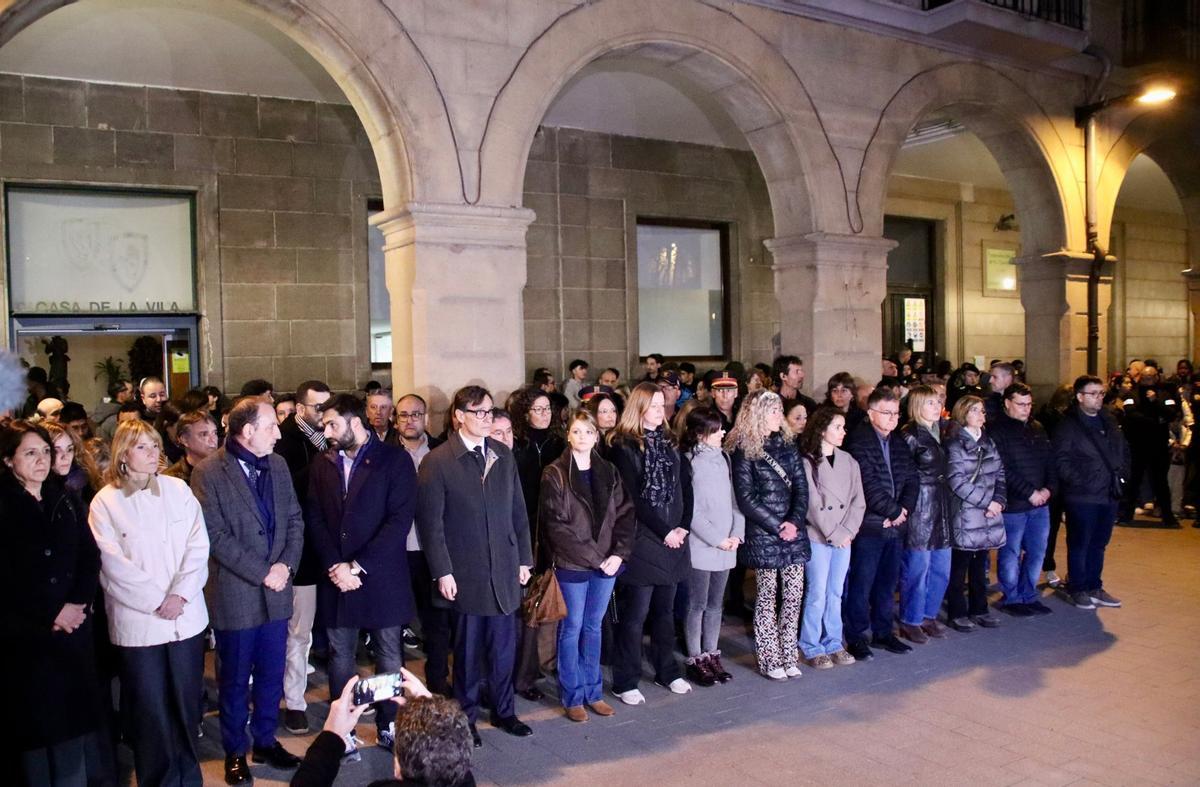 Minut de silenci a l'Ajuntament de Manlleu per la mort de cinc joves en un incendi d'un traster