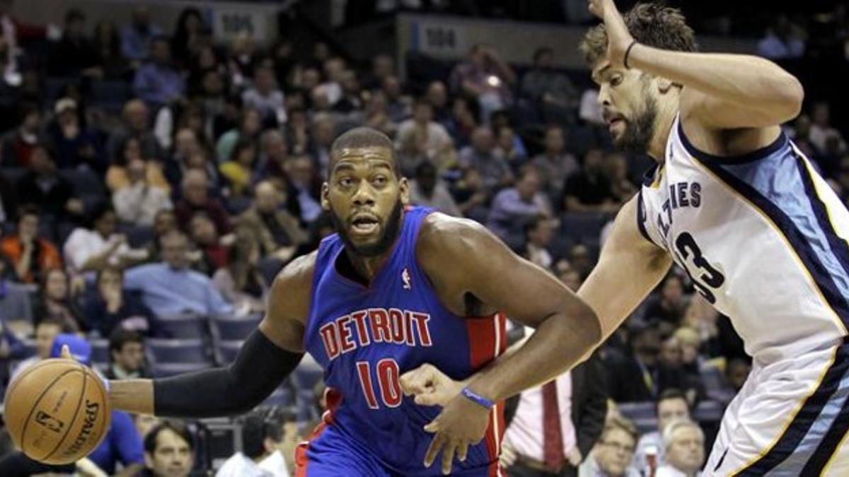 rpascualdetroit pistons  greg monroe  10  takes the ball a121201173043