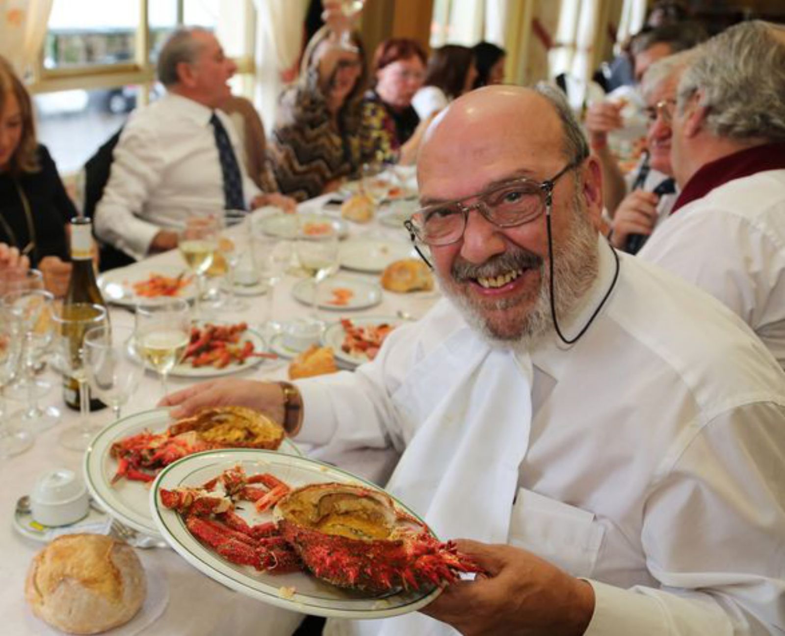 2016: cada vez más apoyos. A medida que pasaban los años iban en aumento los apoyos a la Cofradía do Centolo Larpeiro. Esta imagen, por ejemplo, corresponde al almuerzo de confraternidad de 2016, en el hotel Mar del Norte.