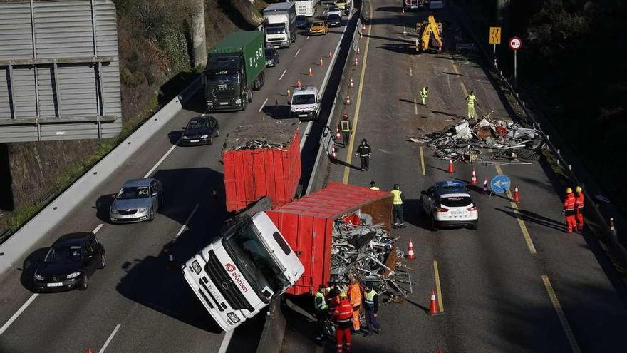 El camión quedó atravesado en la mediana en dirección Tui-Porriño mientras su carga obstaculizó los viales en sentido Vigo. // FOTOS: R. Grobas