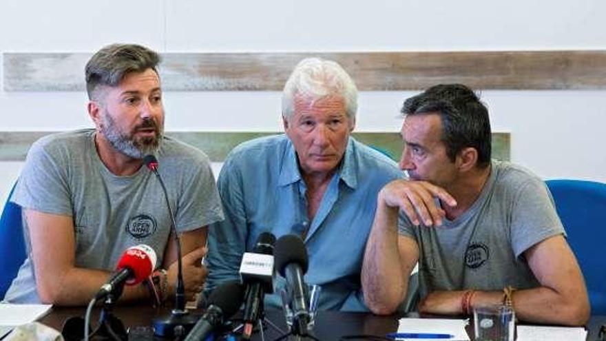 El actor Richard Gere, en el centro, ayer en Lampedusa, en una rueda de prensa junto a dos responsables de &quot;Open Arms&quot;.  // Efe