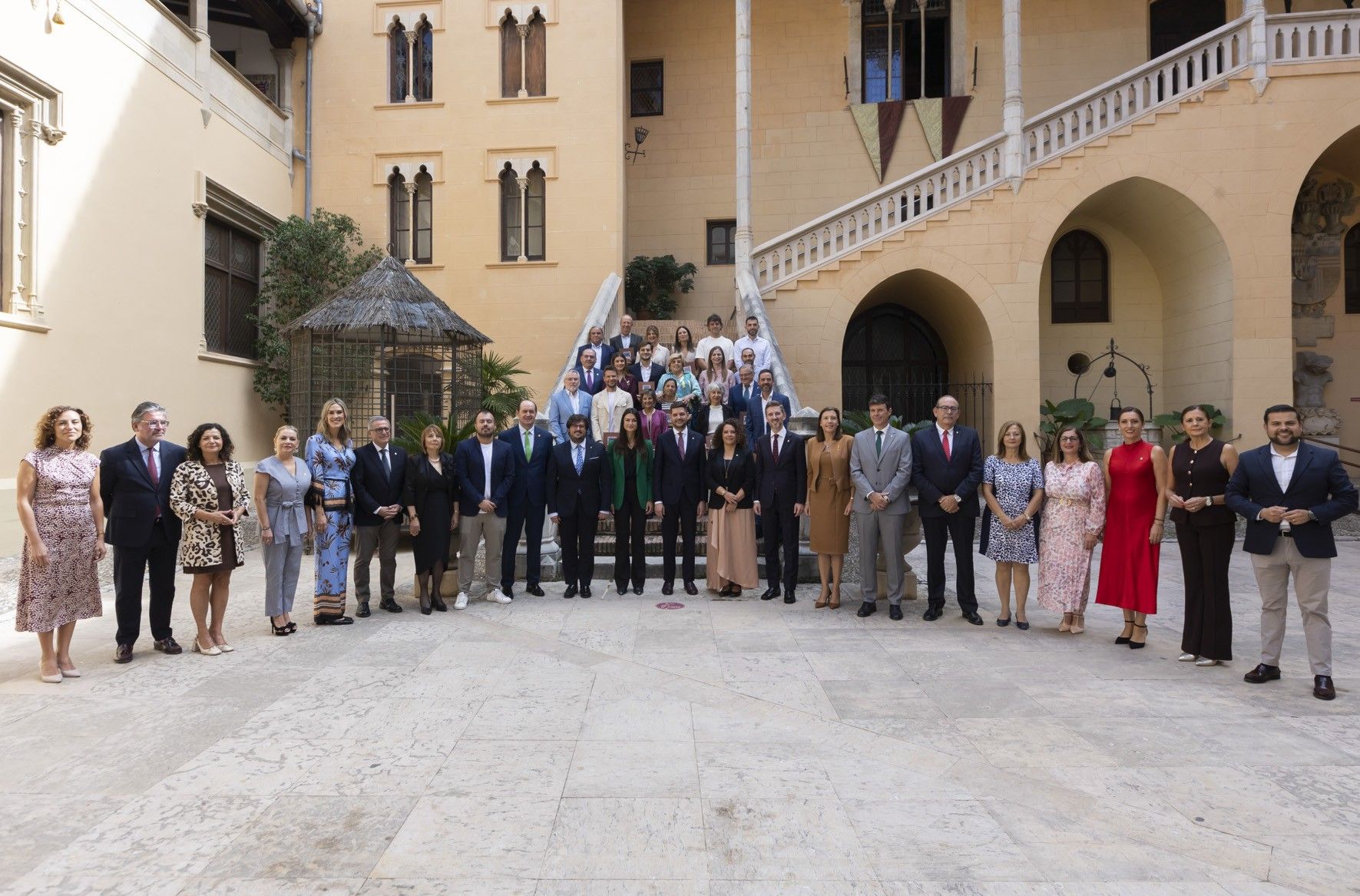 Las imágenes del Acto Cívico que reconoce a personas y colectivos de Gandia