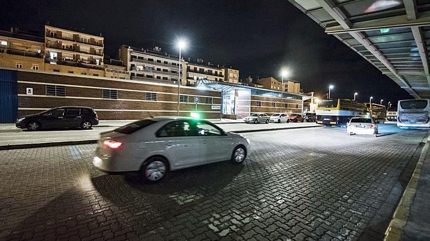 Dos taxis a l&#039;estació de busos de Manresa, dissabte a la nit