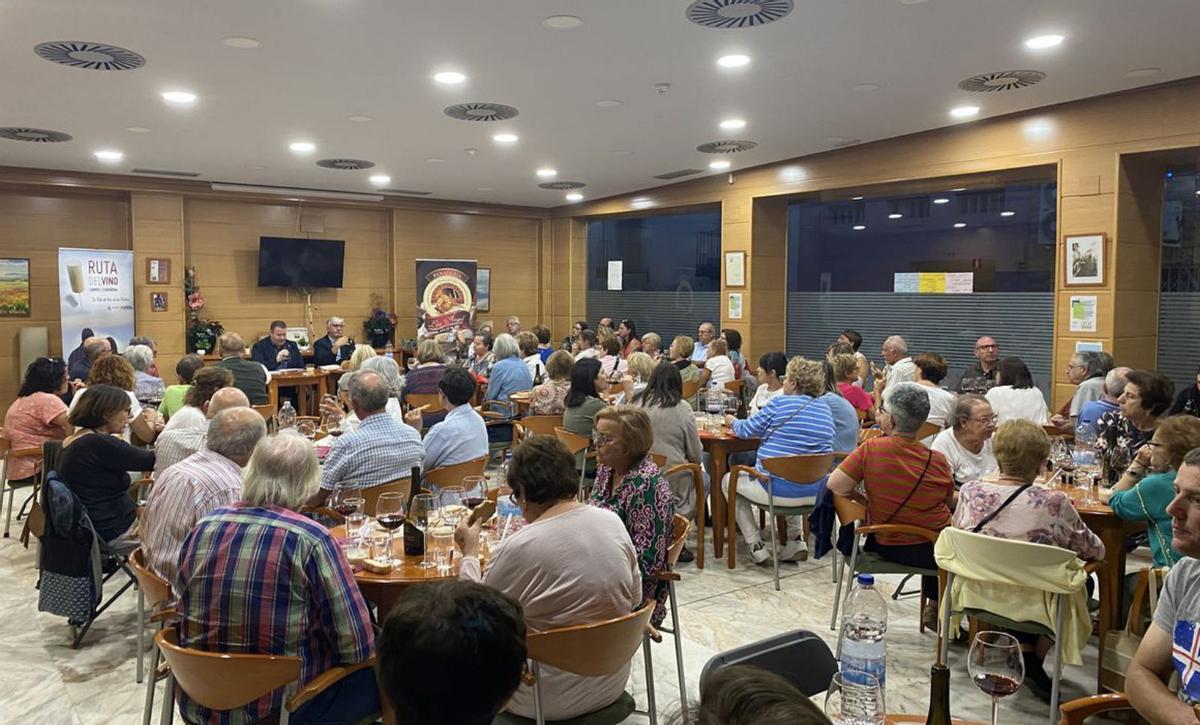 Luis Ángel López y Domingo Buesa en la cata maridada que cerró el curso de verano.  | RUTA DEL VINO DE CARIÑENA