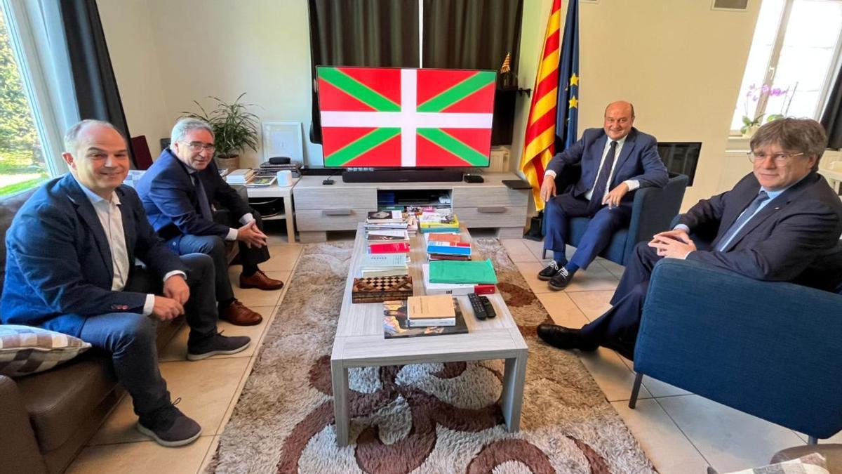 Un momento de la reunión de Puigdemont (derecha) y Turull (izquierda) con la dirección del PNV.