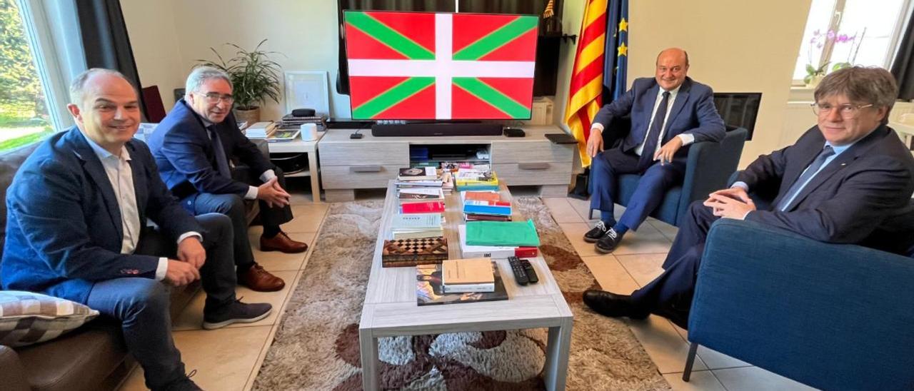 Un momento de la reunión de Puigdemont (derecha) y Turull (izquierda) con la dirección del PNV.