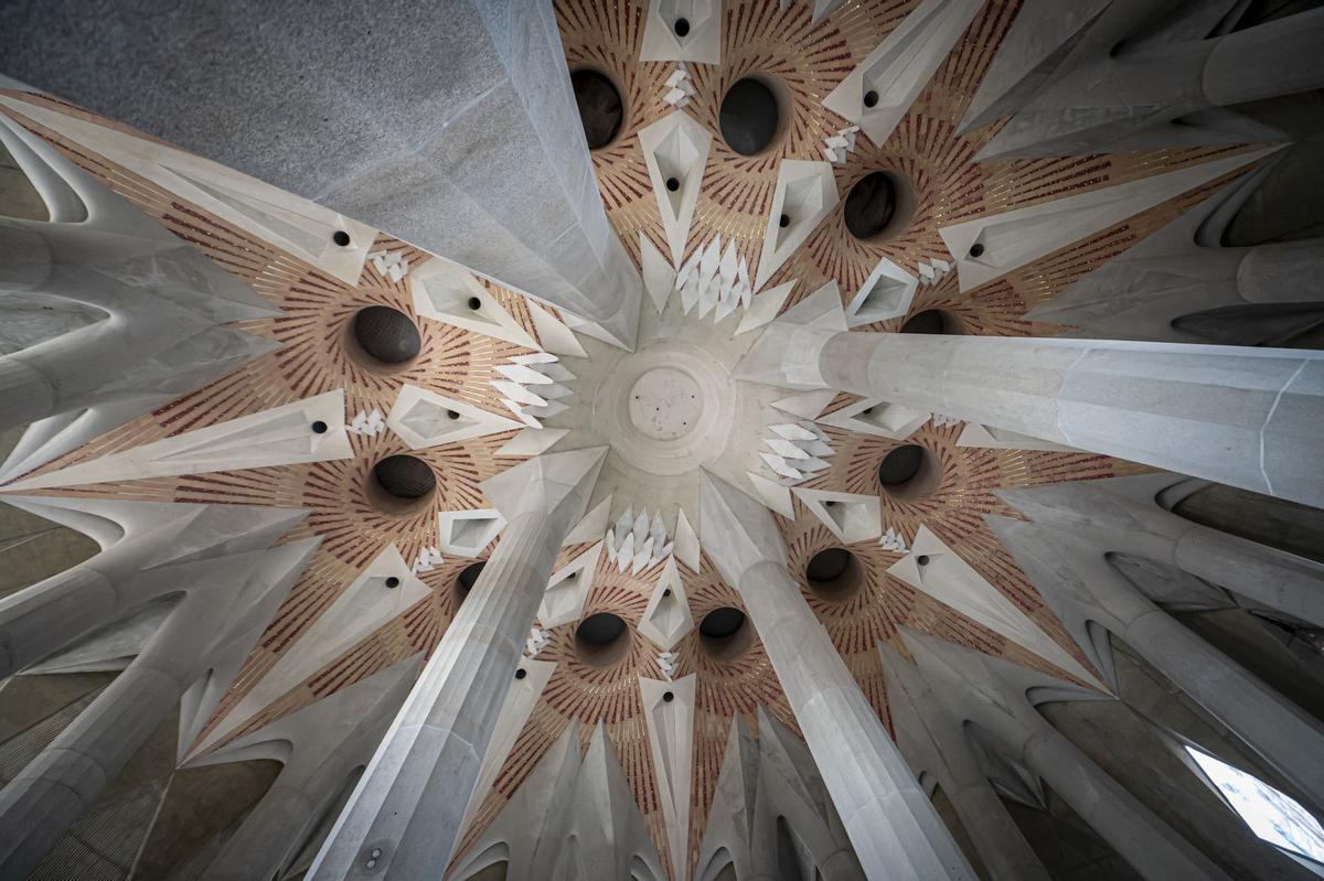 Dos colosales figuras de mármol griego de Thasos, el más blanco del mundo, aguardan a los pies del templo de la Sagrada Família para ser alzadas en octubre a la cima de las torres dedicadas a los evangelistas Juan y Mateo, la primera, como marca la tradición cristiana, un águila, y la segunda, con un esculpido que a veces confunde incluso a los más creyentes, con el aspecto de un hombre alado, sin que eso sea exactamente un ángel.