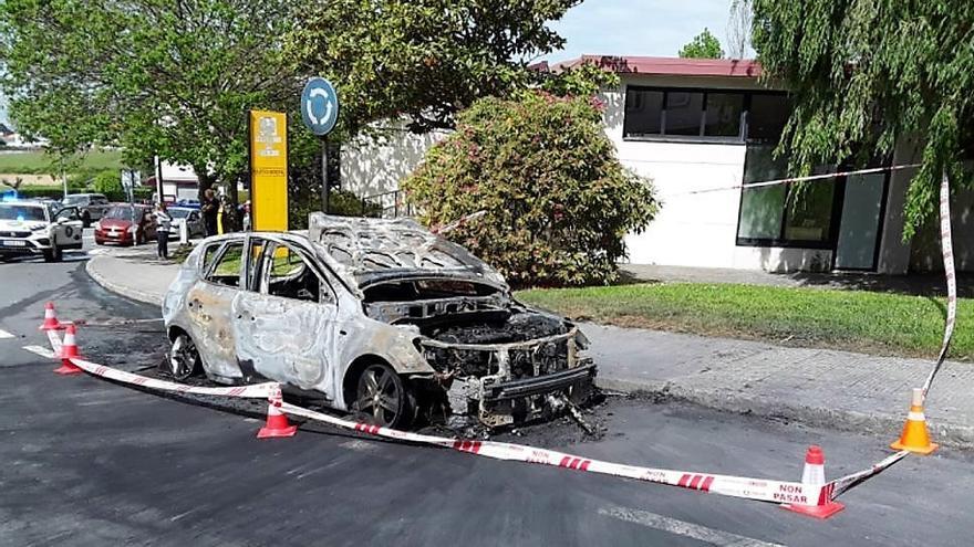 Un incendio calcina un vehículo en Rialta en Oleiros