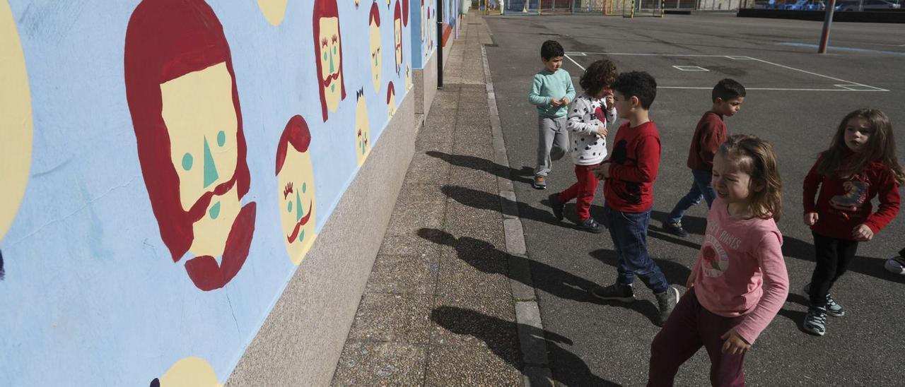 Alumnos del colexu d’Educación Infantil Marcos del Torniello delantre del mural conmemorativu. | Ricardo Solís