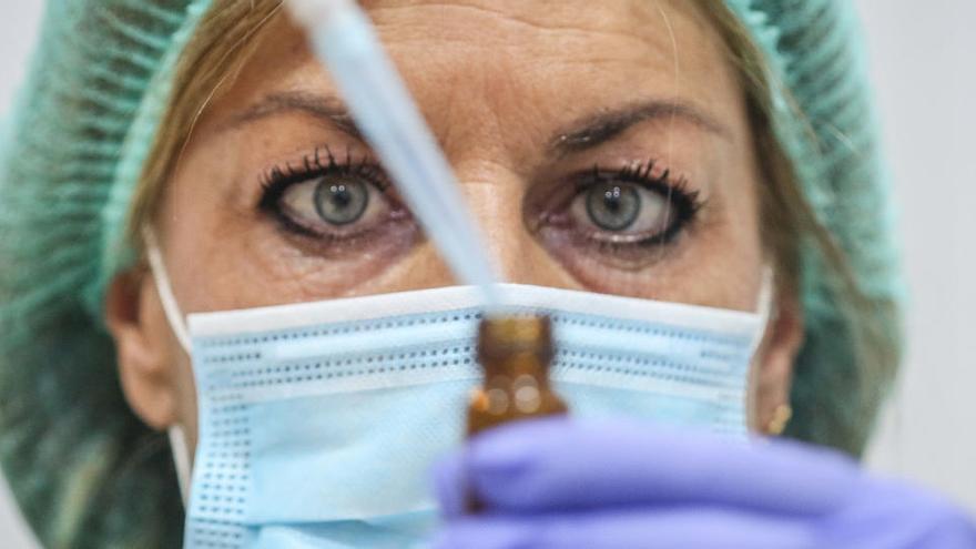 Una doctora en un laboratorio.