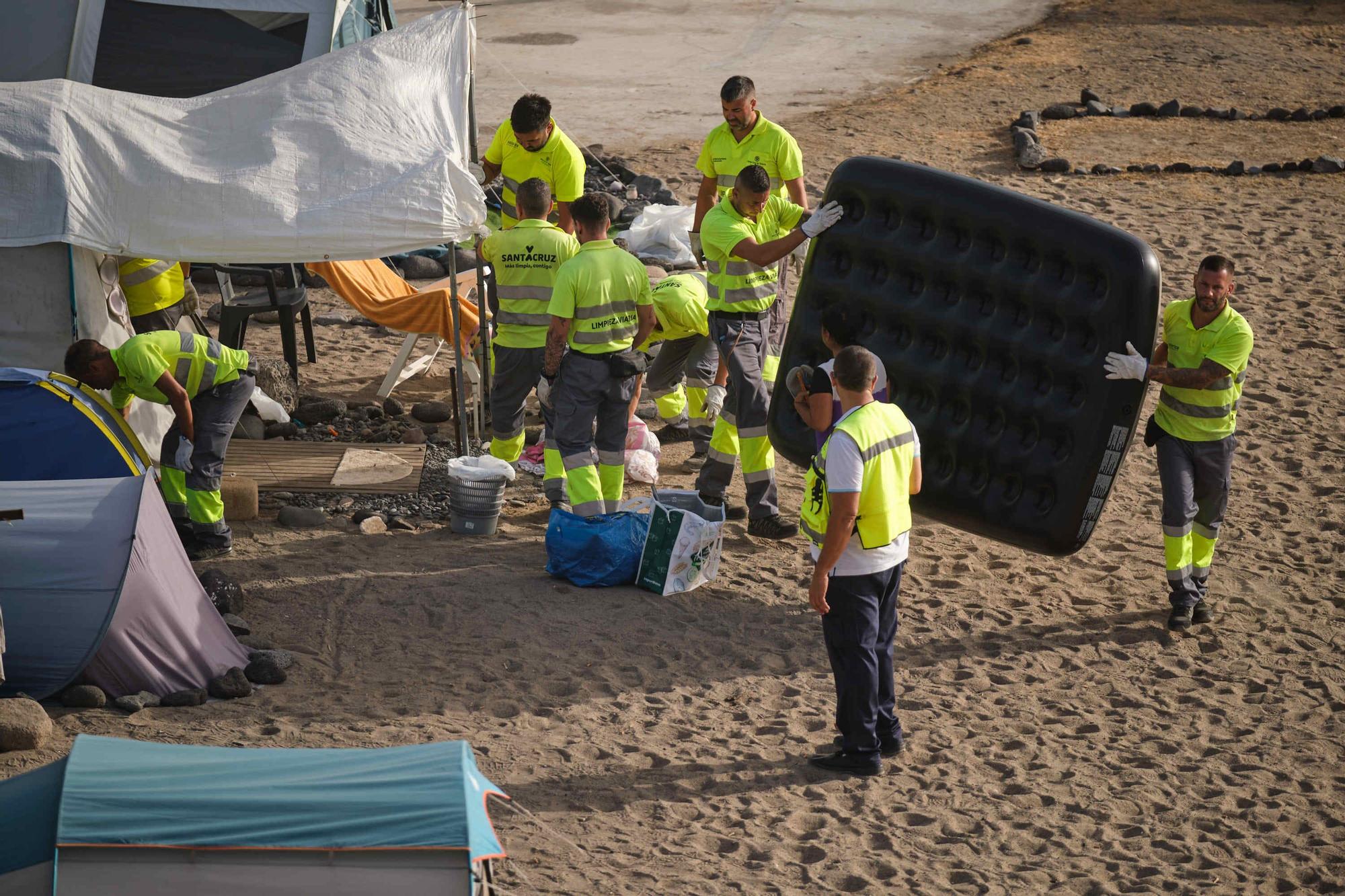 Retirada de casetas y enseres en la playa de la trasera del Parque Marítimo