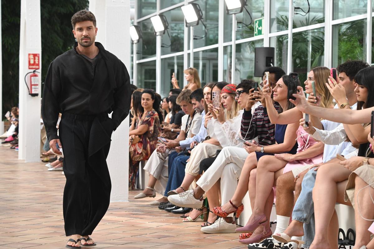 El cantante Pablo Alborán desfila para Adolfo Domínguez con motivo de la Mercedes-Benz Fashion Week, en el Invernadero del Palacio de Cristal de Arganzuela, a 14 de septiembre de 2026, en Madrid (España). MODA;FAMOSOS;DESFILE;FIRMA;ADOLFO DOMÍNGUEZ José Oliva / Europa Press 14/09/2026. Pablo Alborán;José Oliva;category_code_sho;