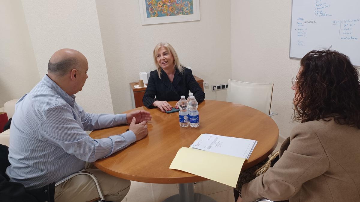 El alcalde de Agullent en la reunión con la directora del IVASS.