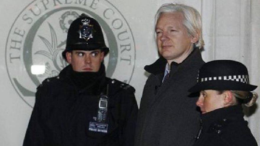 Assange pide asilo político en la Embajada ecuatoriana en Londres para impedir su extradición a Suecia