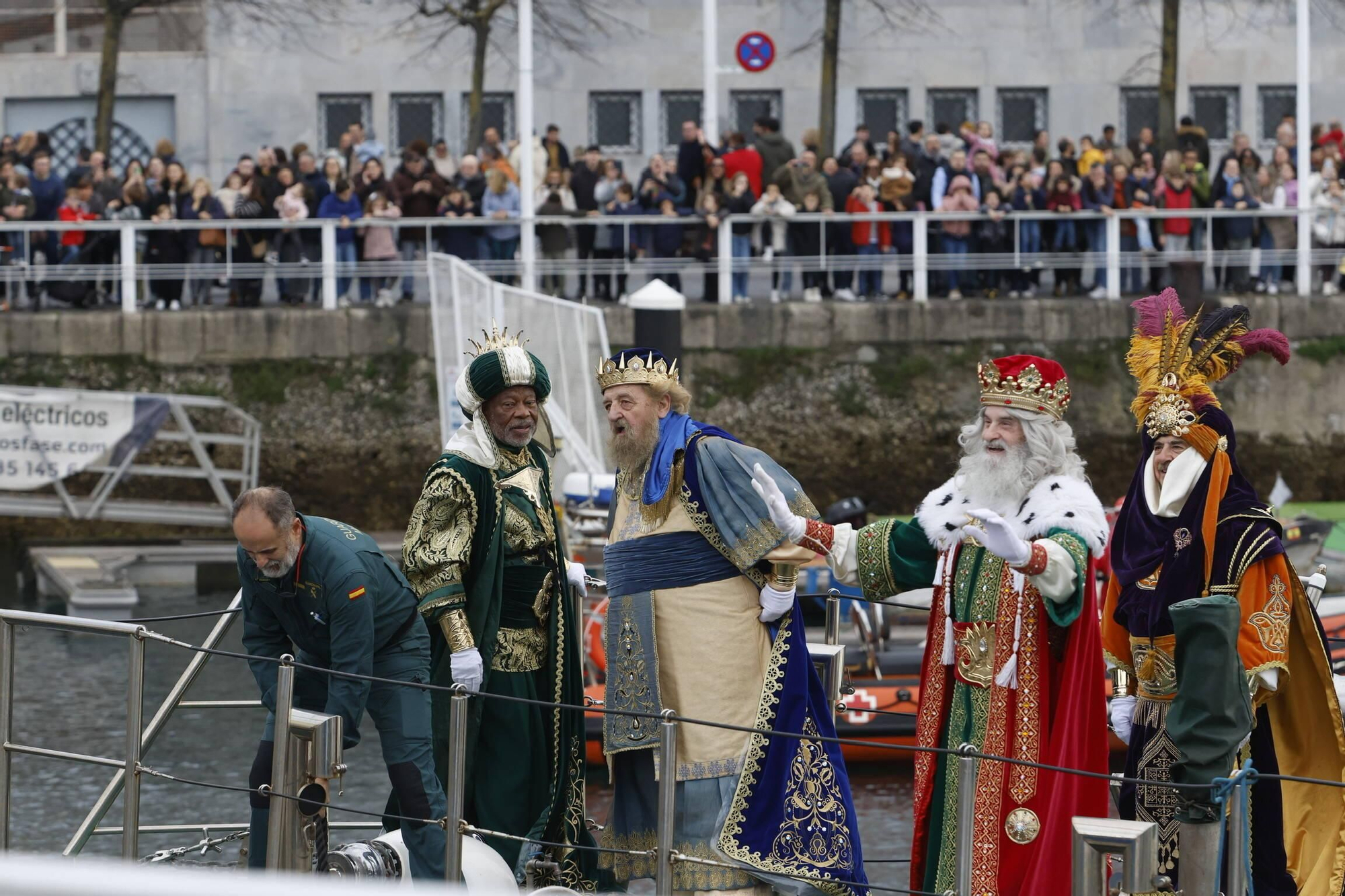 En imágenes: Los Reyes Magos desembarcan en Gijón