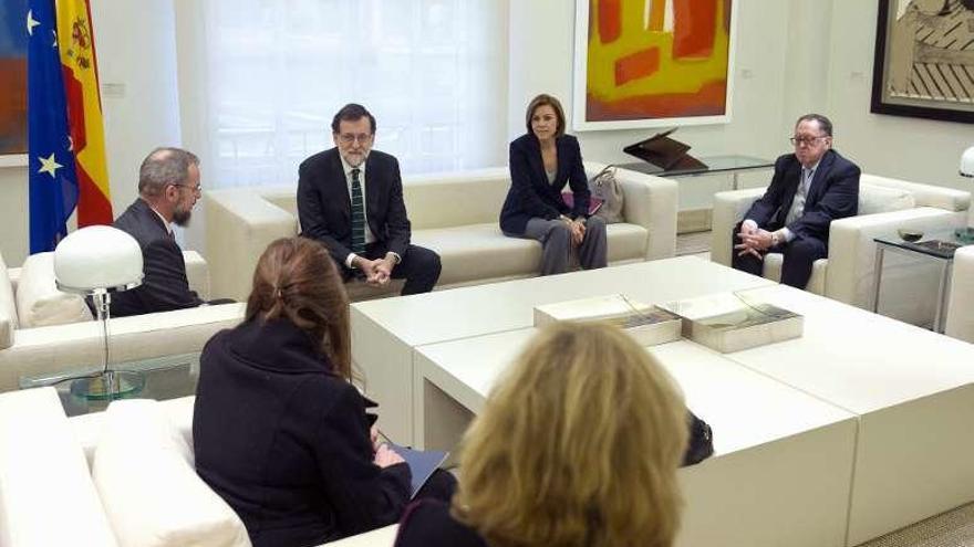 Rajoy y Cospedal, ayer, saludan a los representantes de las familias de las víctimas. // Efe