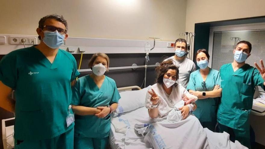 Los felices padres posan con su bebé y el equipo médico que les ha atendido en estos días.