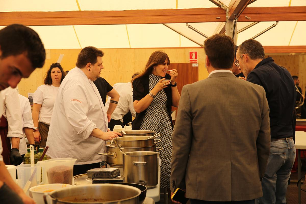 La presidenta del Parlament, Laurà Borràs, probando unas tapas.