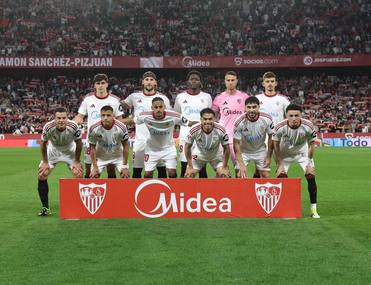 Los jugadores del Sevilla posan antes del partido ante el Valencia en el Sánchez Pizjuán